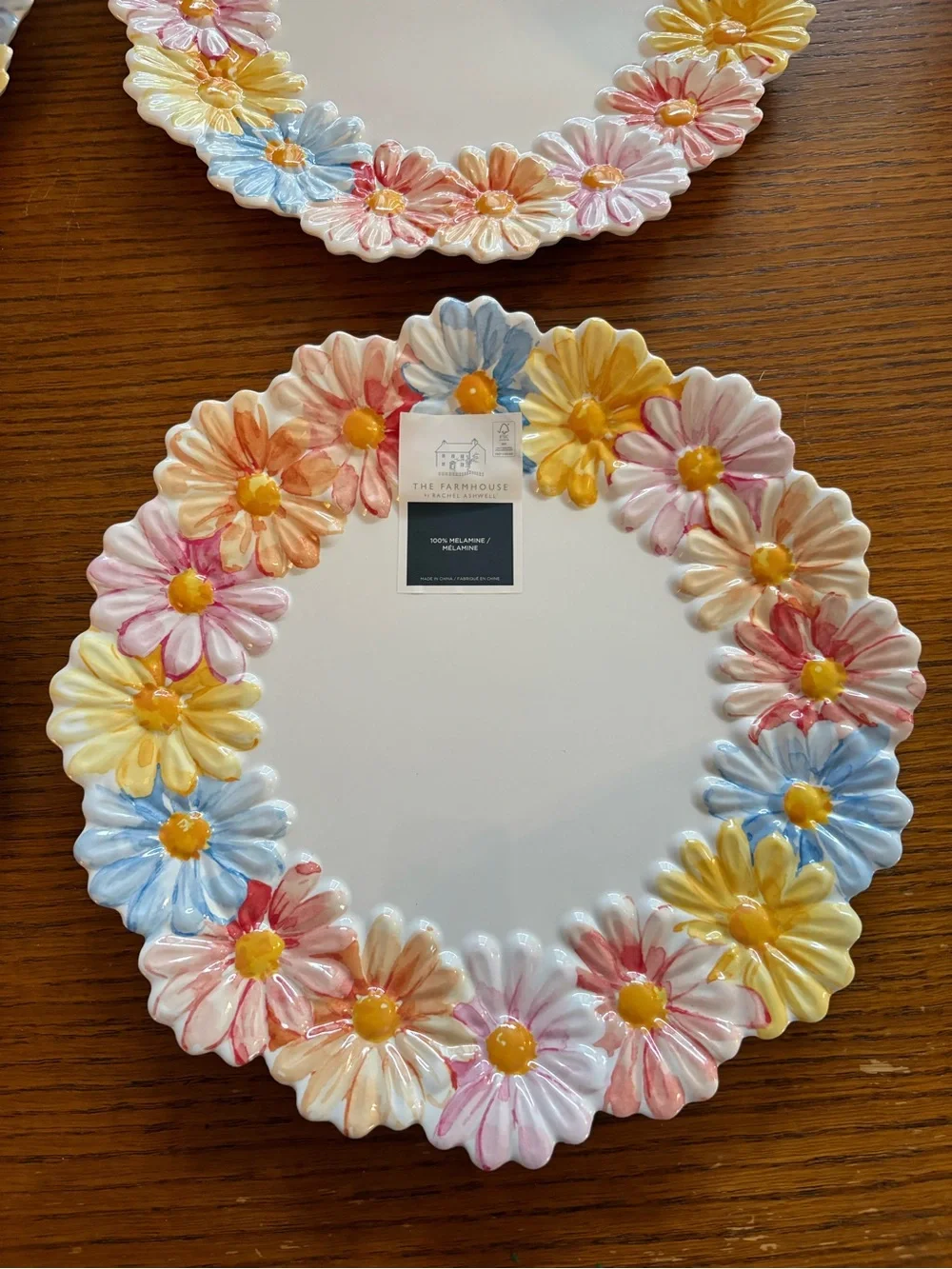 4 NWT Farmhouse Rachel Ashwell Embossed Daisy Floral Melamine Dinner Plates 11